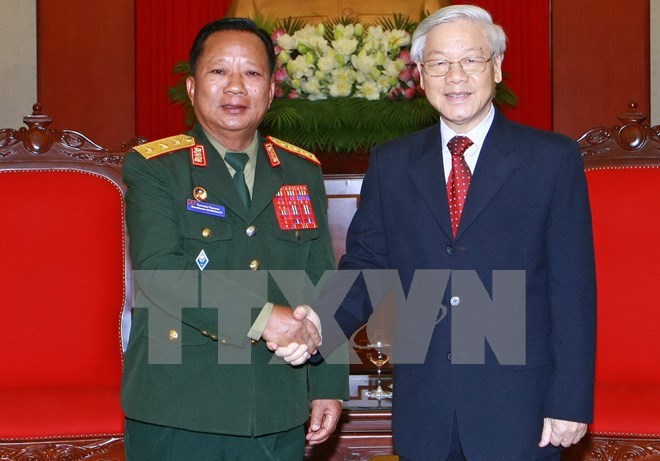 越南党和国家领导人会见老挝国防部长 hinh anh 1