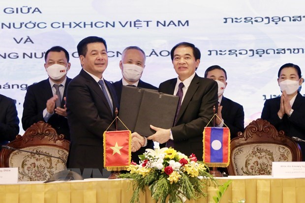 越南与老挝加强边境贸易合作 hinh anh 2