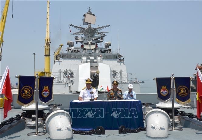 印度两艘海军舰艇抵达仙沙港 开始访问岘港市 hinh anh 1