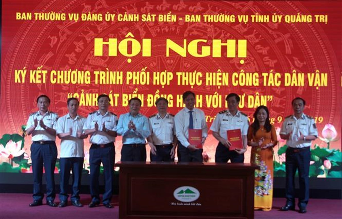 越南海警与广治省渔民并肩同行