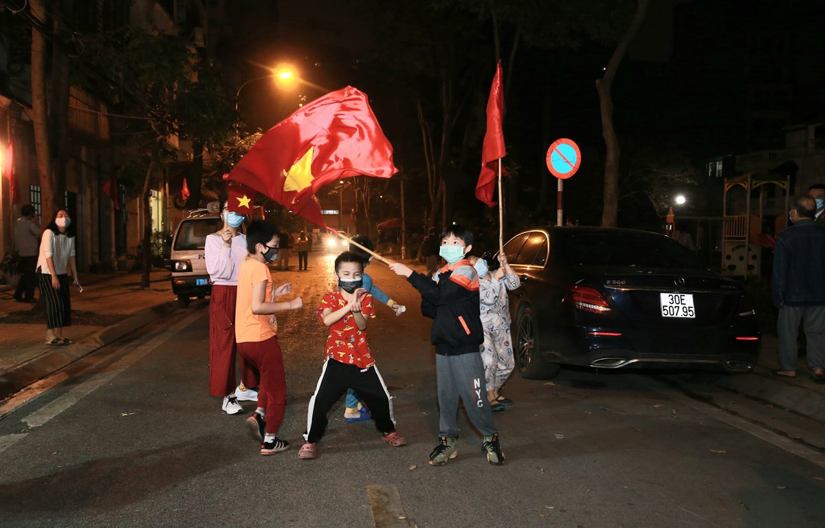 竹白街居民庆祝解除隔离。图自越通社