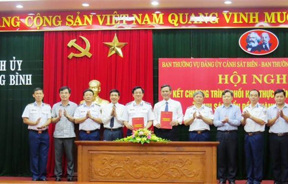 越南海警与广平省渔民并肩同行