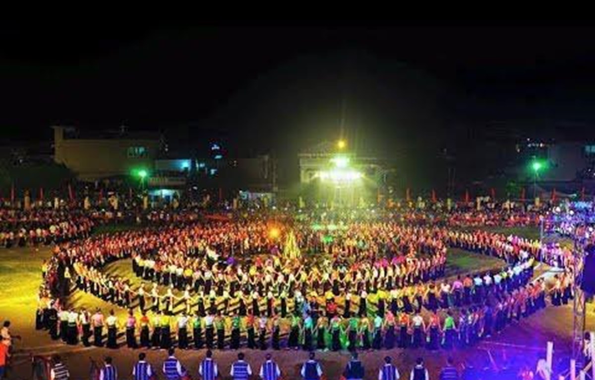 安沛省举行世界最大的越南群人舞表演