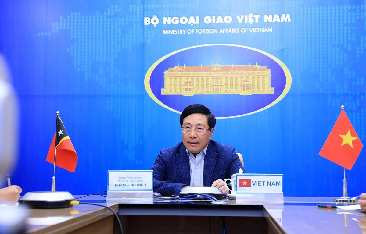 越南政府副总理兼外交部部长范平明与东帝汶外交合作部长阿达尔吉萨•阿尔贝蒂娜•沙维尔•雷斯•马尼奥进行视频会谈。图自越通社