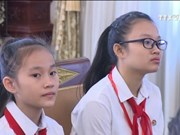 挝人民革命党中央委员会总书记、国家主席本扬•沃拉吉会见越南模范少年儿童代表团