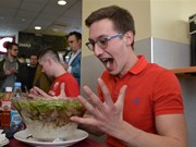 “巨碗河粉”竞吃比赛在俄罗斯热闹开赛 