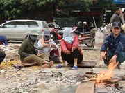 越南北部寒潮袭击严重影响体力劳动者的日常生活