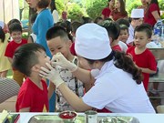 越南努力克服儿童营养不良现象 