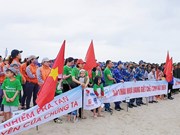 越南海警力量同居民携手展开海滩清洁活动