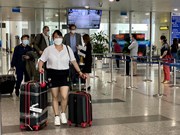 组图：越南全面恢复国际旅游第一天   首个国际商业航班抵达内排国际机场