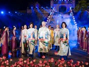 组图：各国大使参加越南传统奥戴秀