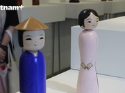 来越南妇女博物馆欣赏穿着越南奥黛和三婆衫的日本人偶