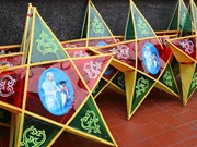 组图: 越南北部最大的五角星灯笼制作村中秋佳节氛围浓