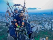 组图：体验滑翔伞从高空俯瞰胡志明市全景