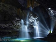 组图：探索上百万岁洞穴中的美丽瀑布