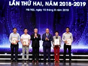 越南政府总理阮春富出席第二届“媒体与反腐败、反浪费斗争全国新闻奖”颁奖仪式（组图）