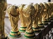 组图：钵场陶瓷村制作石膏世界杯“金杯” 满足球迷们对世界杯的热爱