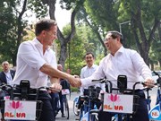 组图：越南政府总理范明政同荷兰首相马克·吕特骑上自行车探索河内