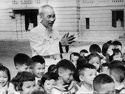 组图：胡志明主席——越南儿童敬爱的“伯伯”