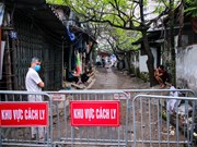 组图：越南职能机构对第39例新冠肺炎确诊病例的居住小区进行封锁隔离