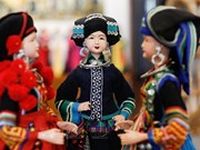 组图：热爱民族传统娃娃服饰制作的画家 