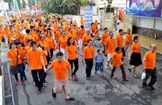 胡志明市：近8000人参加为橙毒剂受害者步行活动