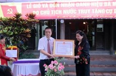 越南国会副主席丛氏放出席在兴安省举行的越南英雄母亲称号追授仪式