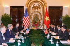 越南政府副总理兼外交部长范平明与美国国务卿约翰•克里举行会谈