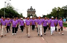 老挝举行健身步行活动 庆祝东盟成立48周年