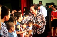 越南国家副主席阮氏缘向河南省优秀师生颁发助学金