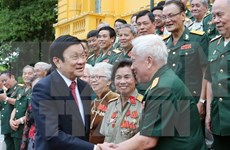 越南国家主席张晋创与越南人民军英雄师团老战士会面