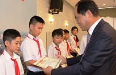 韩国企业向越南贫困生赠送助学金