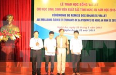 越南宜安省144名优秀学生和大学生荣获瓦莱奖学金