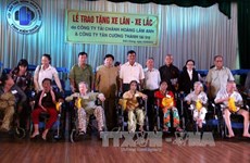 越南坚江省贫困病人保护协会向残疾人赠送100辆轮椅