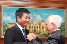 老挝驻越南大使荣获胡志明市纪念章