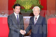 越共中央总书记会见老挝驻越大使