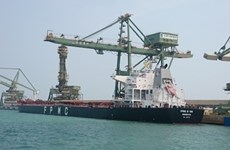 越南河静省山阳深水港迎接第一艘10万DWT散货船进港