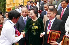 越南国家副主席阮氏缘会见模范农民代表团