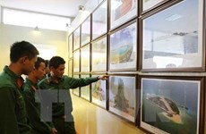 有关黄沙和长沙两个群岛归属越南的图片和资料展在山罗省举行
