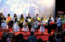 清化省近200名优秀贫困学生和大学生荣获助学金