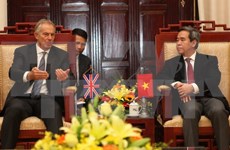 越南国家银行行长阮文平会见英国前首相布莱尔
