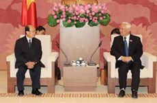 越南国会副主席汪周刘会见老挝和平与团结委员会代表团