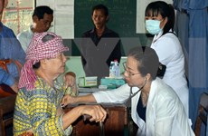 越南同塔省为旅居柬埔寨越侨提供免费看病和发放药品