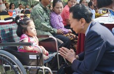 日本前首相向越南兴安等省市残疾儿童和橙毒剂受害者赠送50辆轮椅