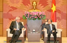 越南国会主席阮生雄会见欧洲议会代表团