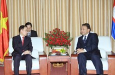 越南外交部代表团前往柬埔寨驻越大使馆庆祝国庆62周年