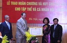 乌越协会集体和个人荣获越南友谊勋章和友谊徽章
