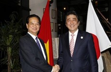 越南政府总理阮晋勇同日本首相安倍晋三举行会晤