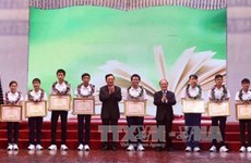 越南国会主席阮生雄出席2015年优秀学生表彰大会