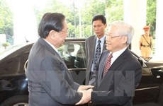 越南党国家领导人致电老祝贺老挝国庆40周年